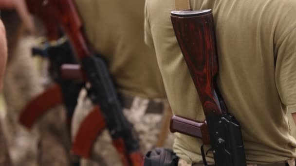 Katonák Ezrei Állnak Ellenőrzőpontnál Egyenruhát Viselnek Hátuk Mögött Kalasnyikov Géppuskákat — Stock videók