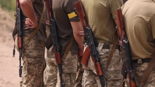 Close Ukrainian Soldiers Standing Checkpoint Kalashnikov Assault Rifles Backs Dressed — Stock video