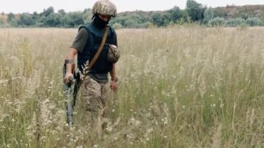 İstihkamcı benimkini etkisiz hale getiriyor, mayın tarlası mayın dedektörü kullanıyor, istihkamcılar eğitimli ve görevlerinde ilerliyorlar, askerler mayın tarlasını temizliyor, metal detektörlü istihkamcılar bölgeyi tarıyor.