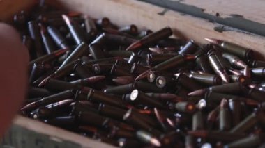 AK47 mermisi, 7.62 kalibrelik mermi, silah suçu, askeri hedef, savaş mermisi silahı, ordu silahı, mermi yığını, mermi kovanları, askeri konsept, av mühimmatı, yakın çekim mermisi.