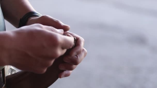 Carregado Com Munição Calibre Tomada Mão Close — Vídeo de Stock