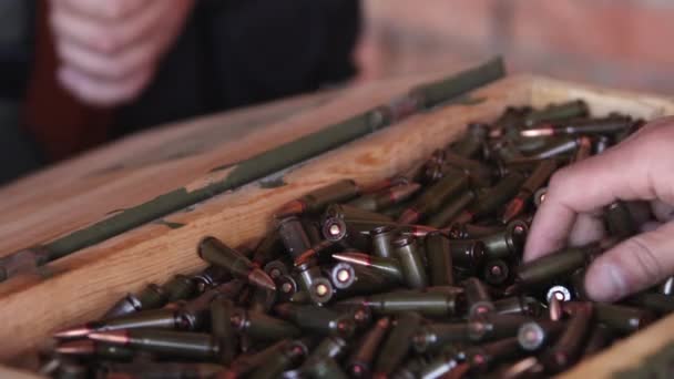 Χέρι Παίρνει Πυρομαχικά Σφαίρες Διαμετρήματος Για Ak47 Κοντινό Πλάνο Όπλο — Αρχείο Βίντεο