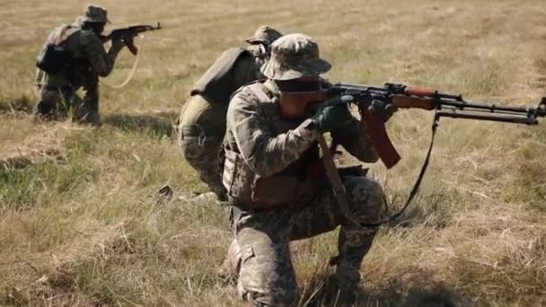 Een Aanval Vijand Wordt Uitgevoerd Door Soldaten Met Wapens Munitie — Stockvideo