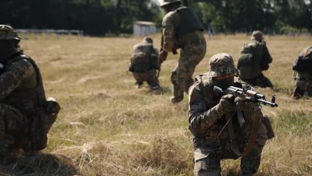 Unité Des Forces Spéciales Militaires Attaque Ennemi Avec Des Munitions — Video