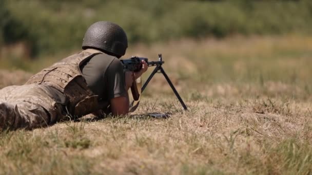 Ένοπλος Στρατιωτικός Ξεφορτώνει Πολυβόλο Ενώ Κείτεται Όπλο Στρατιώτης Ξαπλωμένος Όπλο — Αρχείο Βίντεο