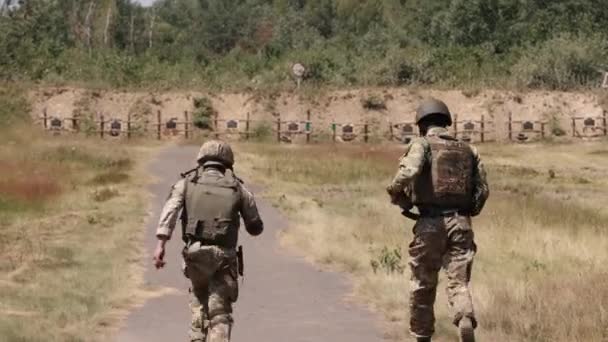 Soldater Springer Till Pistolen Målet Att Observera Resultaten Hans Eller — Stockvideo