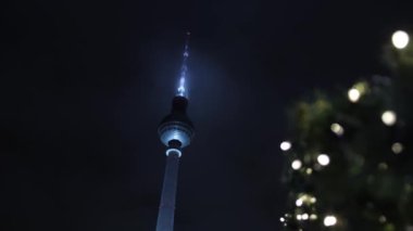 Berlin TV kulesi, Berlin Televizyon Kulesi veya Berliner Fernsehturm, Almanya, 1969 'da 368 metre yüksekliğindeki ünlü televizyon kulesi açıldı..