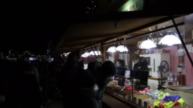 BERLİN, GERMANY - 26 DEC 2021: Jandarma, Berlin, Almanya 'da Gece Noel Pazarı, El Sanatları Malzemeleri ile Adil Dekorasyonlar