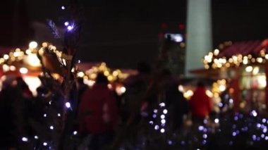 Arka plan bulanık. Berlin, Almanya 'da bir Noel pazarı, Jandarma Markt' ta bir Noel pazarı, el sanatları ürünleri satan tezgahlar pazarı ve Advent Fair dekorasyonları..