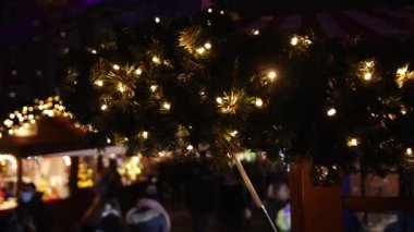 Almanya 'nın Jandarma Markasındaki Alman Noel Pazarı, Almanya' nın Kış Berlin kentindeki Çarşıda Adil Dekorasyon ve Esnaf Dükkanları