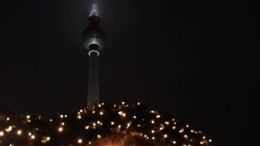 Berlin Televizyon Kulesi veya Berliner Fernsehturm gecesi Alexanderplatz 'daki ikonik 368 metrelik kule..