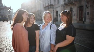 Bir grupta, arkadaşlar, öğrenciler, iyi sıcak ilişkilere, desteğe, güvene, takım oluşturma konseptine sahiptirler ve kadınlar ofis dışında kurumsal başarı elde etmek için el ele tutuşurlar.