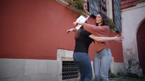 Mulher Bonita Abraçando Sua Namorada Fora Dois Belos Adolescentes Abraçando — Vídeo de Stock