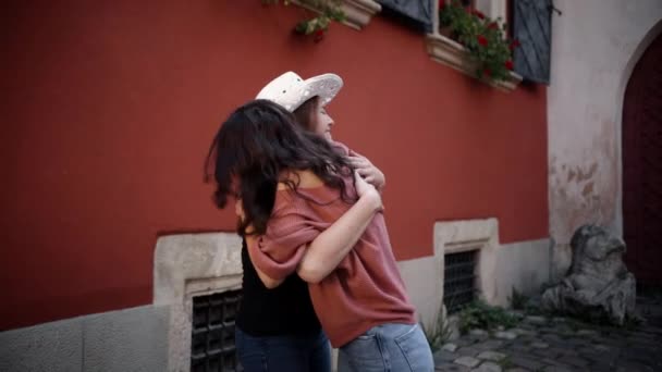 Тысячелетняя Девочка Улыбается Показать Любовь Единство Концепция Воссоединения Две Молодые — стоковое видео