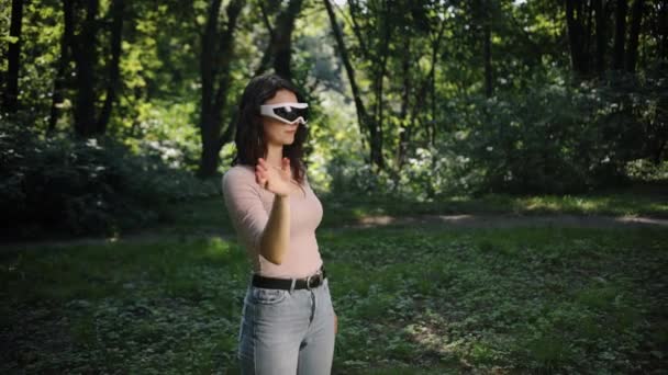 Toekomst Een Mooie Vrouw Het Gras Met Een Touch Screen — Stockvideo