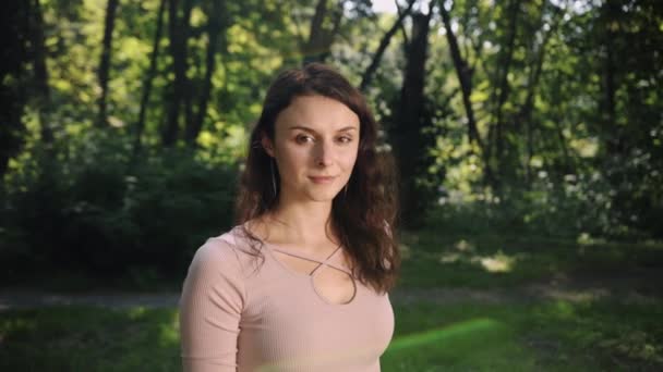 Außenporträt Eines Lächelnden Mädchens Fröhliches Fröhliches Mädchen Das Park Lacht — Stockvideo