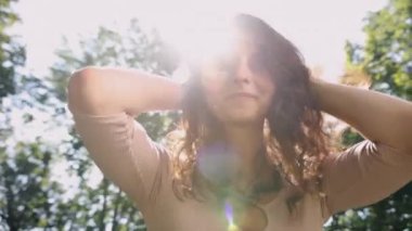 Kafasını esmer saçlarla sallayan kadın manken çekici, beyaz, neşeli, mutlu, seksi ve saçları sallayarak eğlenen bir kadındır.