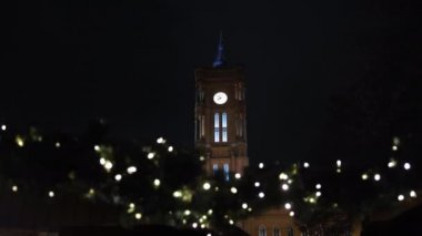 Berlin, Almanya Kızıl Kasaba Salonu Rotes Rathaus, Berlin 'in Mitte ilçesinde yer alan, kış aylarında Noel tatilinde ön planda aydınlatılan Noel ağacıyla birlikte..