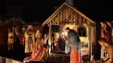 İsa 'nın doğum sahnesi. İsa, Meryem, Yusuf, Koyun ve Maggi ve Noel İsa 'nın doğumu sahnesinin yer aldığı heykelcikli Noel sahnesi. İsa, Meryem ve Joseph eski bir ahırda.