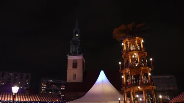 Tijdens Kerstmarkt Berlijn Duitsland Draait Een Prachtige Houten Speelgoeddraaimolen Het — Stockvideo