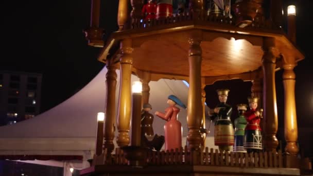德国柏林的圣诞市场上 一个漂亮的木制玩具娃娃旋转着贸易和娱乐的概念 — 图库视频影像