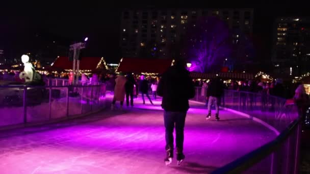 Schlittschuhlaufen Auf Der Eisbahn Abend Menschen Winterkleidung Schlittschuhlaufen Auf Beleuchtetem — Stockvideo