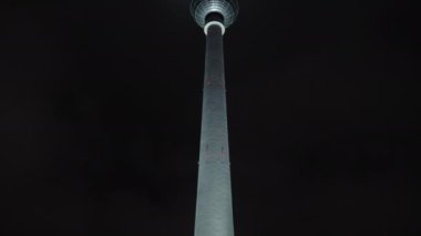 1969 'da, Alexanderplatzs ikonik televizyon kulesi açıldı, 368 metre yüksekliğindeki Berliner Fernsehturm veya Berlin Televizyon Kulesi.