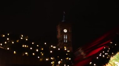Berlins Mitte bölgesinde, Red Town Hall Rotes Rathaus kışın Noel tatilinde, ön planda Noel ağacı, ünlü Rotes Rathaus, belediye binası