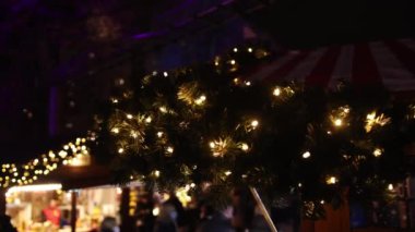 Almanya 'nın başkenti Berlin' de kış mevsiminde, gece jandarmada bir Noel pazarı, Advent Fair Dekorasyonları ve el sanatları tezgahları bulunmaktadır..