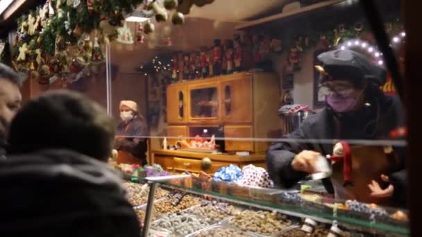 Dec 2021年 德国柏林冬季 在修道院展会上有工艺摊位和装饰的街道 以及在慕尼黑的圣诞之夜市场上有摊位 — 图库视频影像
