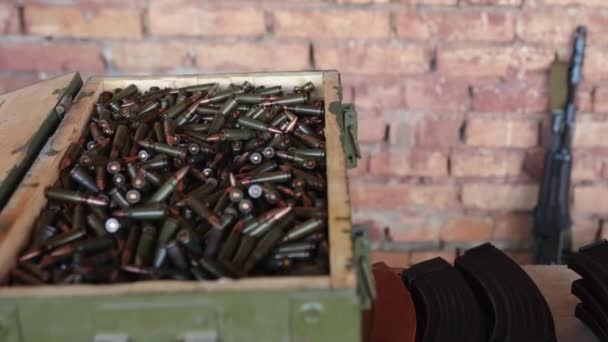 Ak47 軍用カートリッジ 弾薬庫のための弾薬と大規模な軍の箱があります — ストック動画