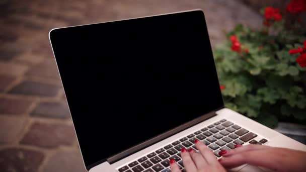 Жіночі Руки Друкуються Клавіатурі Відкритому Повітрі Ноутбук Маком Екрану Клавіші — стокове відео