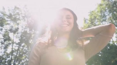 Çekici beyaz, neşeli, neşeli, esmer saçlı seksi bir kadın model neşe ve tebessümle başını sallıyor..