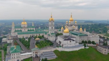 Pochaev Manastırı 'nın havadan görünüşü. Kutsal yatakhane pochayiv lavra, Ukrayna. Sabah Pochaev Manastırı, Ortodoks Kilisesi, Pochayiv Lavra 'nın havadan görünüşü. Tepelerden gelen fikirler