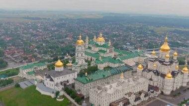 Pochaev Manastırı, Ortodoks Kilisesi, gündüz Pochayiv Lavra, Ukrayna. Sabah Pochayiv Lavra. Tepelerden bak.