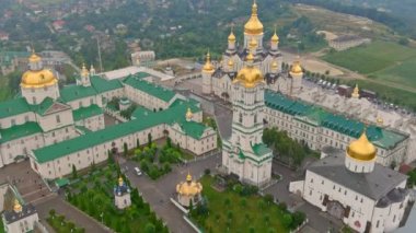 Pochaev Manastırı, Ortodoks Kilisesi, gündüz Pochayiv Lavra, Ukrayna. Sabah Pochayiv Lavra. Tepelerden bak.