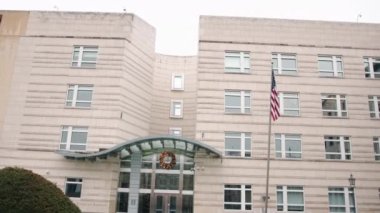 Amerika Birleşik Devletleri 'nin Berlin, Almanya, Amerika Birleşik Devletleri Büyükelçiliği' nde Amerikan bayrağı taşıyan bina.