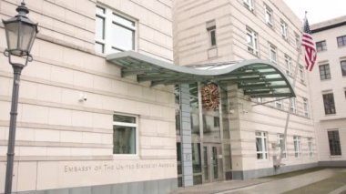 Berlin, Almanya 'daki Amerikan Büyükelçiliği' nin direğinde Amerikan bayrağı, Berlin 'deki Amerika Birleşik Devletleri Büyükelçiliği, Almanya' daki Amerikan bayrağı