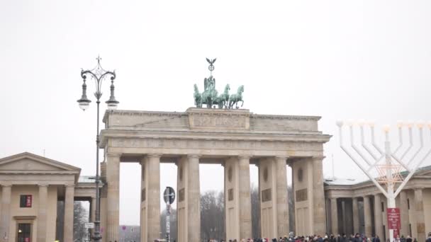 ブランデンブルク門とも呼ばれるドイツのブランデンブルク門は ドイツのベルリンに18世紀に建てられた新古典主義の記念碑です — ストック動画