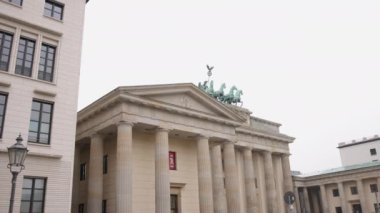 Brandenburg Kapısı Alman Brandenburger Tor, Berlin, Almanya 'da 18. yüzyılda yapılmış bir neoklasik anıttır..