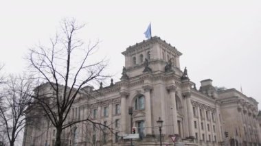 Berlin 'deki tarihi Alman yapısında Reichstag binası, Berlin, Almanya, Avrupa Birliği bayrağı.