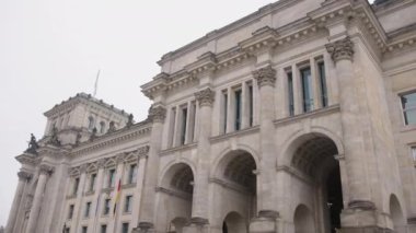 Almanya, Reichstag binası, Reichstag binasında dalgalanan Alman bayrağı, Berlin 'de tarihi Alman Reichstag