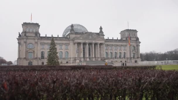 Reichstagsgebäude Bundesregierung Bundestag Das Reichstagsgebäude Des Deutschen Bundestages Trägt Eine — Stockvideo
