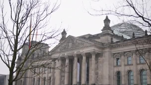 Reichstag大楼德国政府 玻璃穹顶德国议会所在地德国议会大厦的立柱题字为 德意志人民 — 图库视频影像