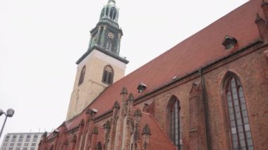 St. Marys Kilisesi, Marienkirche, Berlin 'deki kilise. Bulutlu bir günde, bina Berlins 'in ikinci en eski kilisesi, Gotik tuğla Aziz Mary Kilisesi Marienkirche.