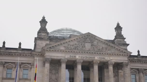 ライヒスタッグビル 現代のバンデスタグ 共和国広場 ドイツ連邦議会ドイツ連邦議会の本拠地であるライヒシュタッグの建物は コラムに刻まれていますドイツの人々 — ストック動画