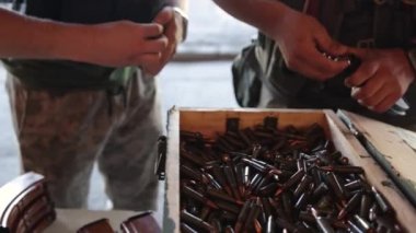 AK47 mühimmat, avlanmak için mühimmat, 7.62 kalibrelik mermi, askeri hedef, yakın plan mermi mühimmatı, askeri konsept, silah suçu, cephane, tüfek mühimmatı, askeri hedefi kapat.
