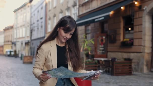 Usando Mapa Turista Femenina Explorando Ciudad Una Mujer Turista Feliz — Vídeos de Stock