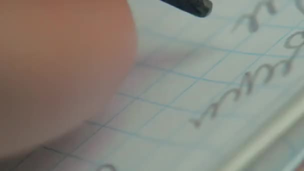 Close up mão pressa escreve poemas no papel — Vídeo de Stock