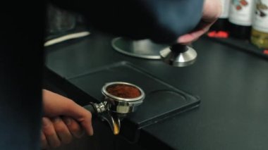 Barista iş başında. Kahve hazırlama aşaması. Ezilmiş kahve çekirdekleri.